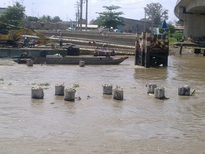 Nhổ cọc bê tông dưới nước tại cầu Hậu Giang