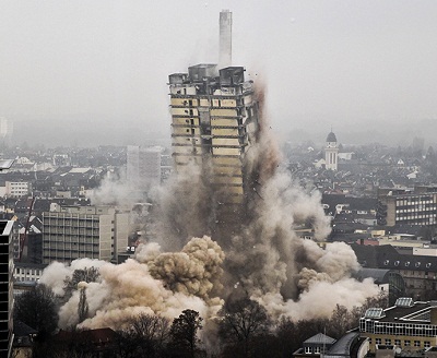 Phá dỡ tòa nhà chọc trời ở Đức